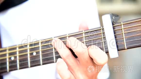 音乐家演奏手指风格的声学吉他视频