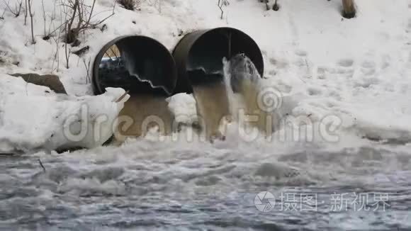 流向河流的污染排水沟视频