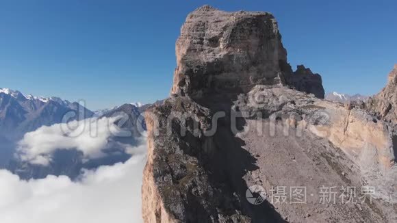 空中飞行的镜头飞越山峰之间的云层。