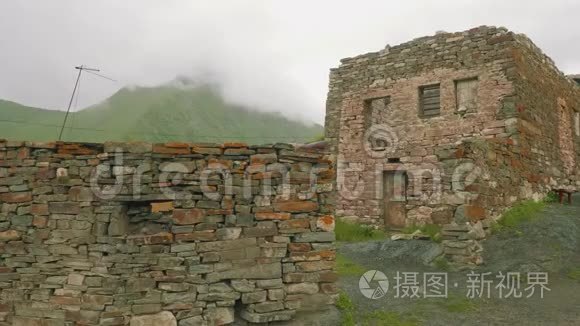 旧山村的风貌及其建筑和砖石视频