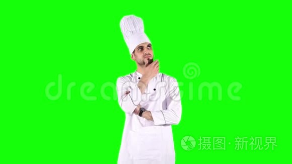 男厨师在工作室的思维理念视频