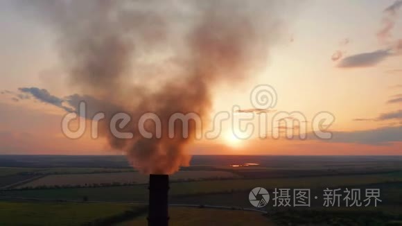 空中观景。 工业管道污染了生活在城市里的人旁边的空气。