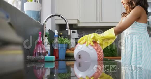 厨房里的女洗衣器具视频