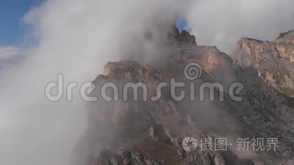 空中飞行的镜头飞越山峰之间的云层。
