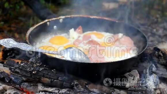 一种不寻常的生火煮鸡蛋的方法视频
