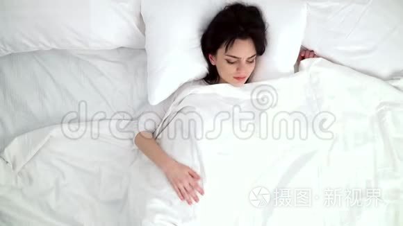 女人在床上摇头视频