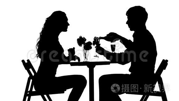 浪漫的情侣在吃晚餐，红酒