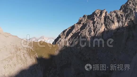 空中飞行的镜头飞越山峰之间的云层。