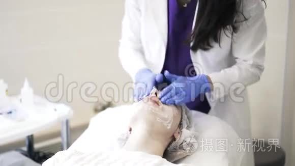 化妆师在女人脸上涂霜视频