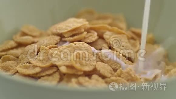 牛奶里的玉米片视频