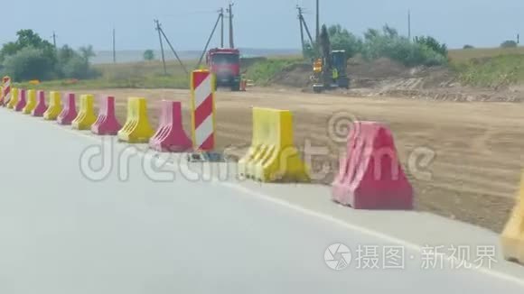 正在修建的道路沿线的施工机械视频