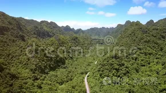 鸟瞰绿山脚下的现代长路漫步视频