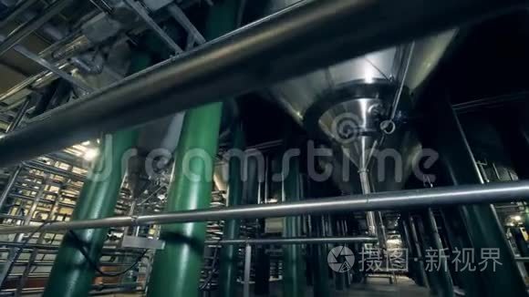 酿酒厂的钢桶和管道视频