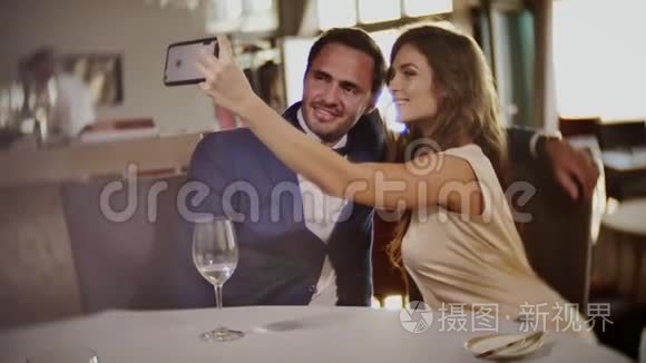一对漂亮的情侣在餐厅自拍视频