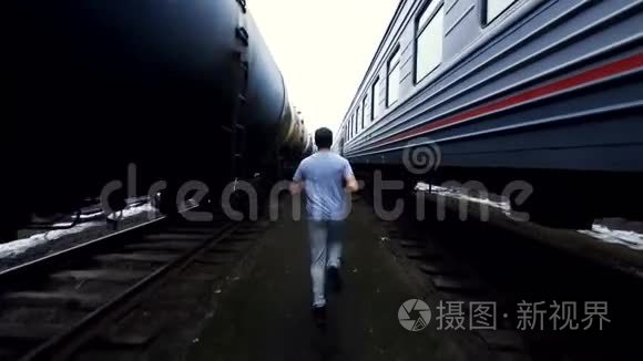 男运动员拳击手在火车上跑步视频