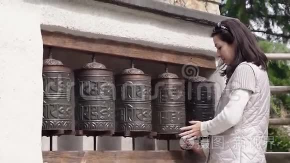 欧洲女人旋转祈祷轮视频