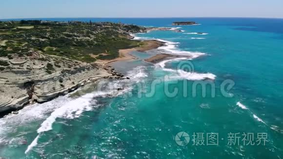 阳光明媚的塞浦路斯岩石地中海海岸鸟瞰图