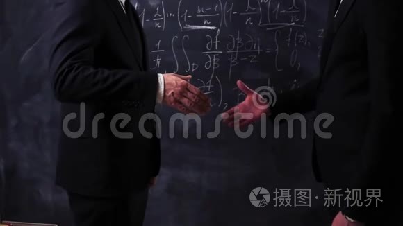 两位教师科学家握手视频