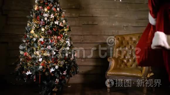 圣诞老人坐在圣诞树旁，手里拿着满满一袋礼物