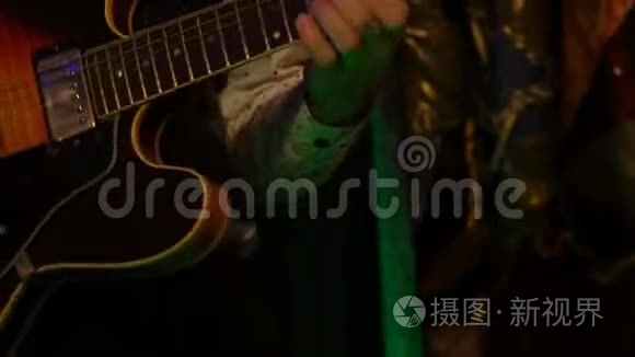 音乐家演奏电吉他旋律视频