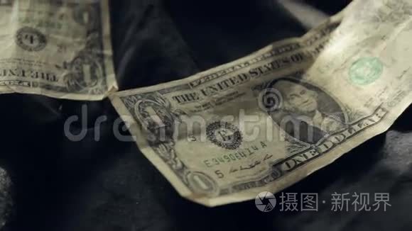 一张床上的美元账单视频