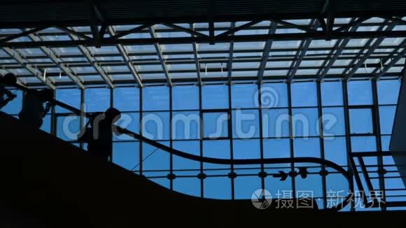 玻璃窗上的机场壁板，有着动人的轮廓