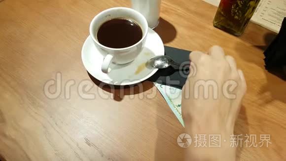 服务员从桌子上拿出一杯咖啡视频