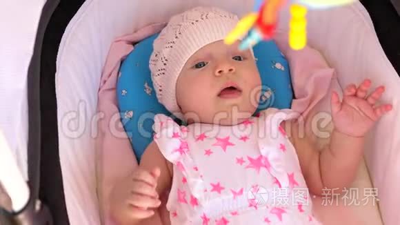 活泼的女婴躺在婴儿车室外视频