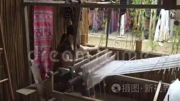 女人用腰织机工作视频