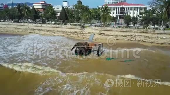 海滩上景的风暴屋打破了泡沫浪潮