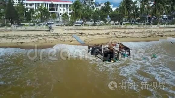 受台风影响的海浪冲刷及房屋上景