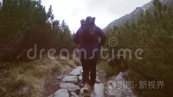 徒步旅行者在山上的石径上奔跑视频