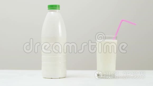 健康美味的奶昔瓶玻璃白色