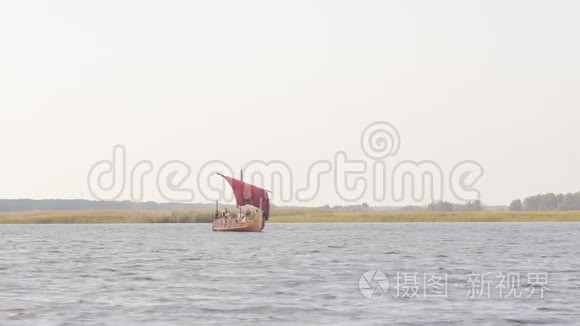 维京人在德拉卡河上漂浮视频