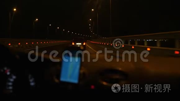 汽车在夜间沿着道路行驶。