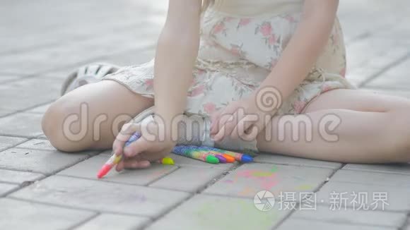 可爱的小女孩在外面画粉笔视频