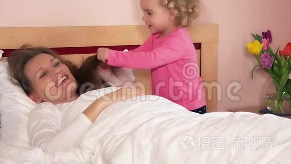 幼儿女儿醒着睡妈妈在床上视频