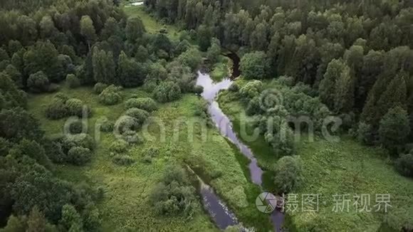 奥维桑卡蜿蜒河流的自然景观