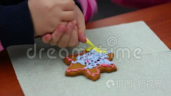 注重儿童装饰星型姜饼与糖果釉视频