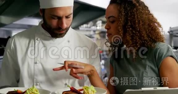 厨师携带餐盘与餐厅经理互动视频