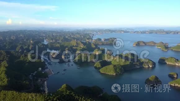 环岛钻景路与安静的海湾和船视频