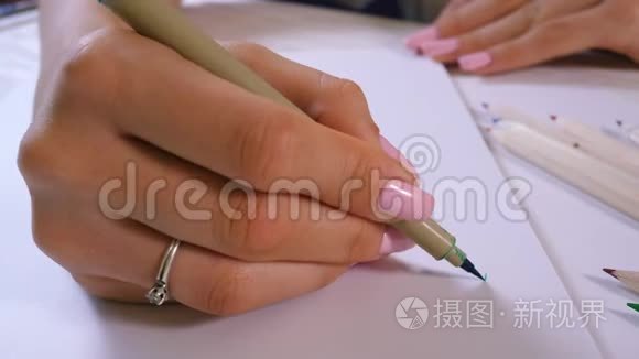 书法学生练习在画布上用绿色标记写单词。 创意艺术家自由职业者