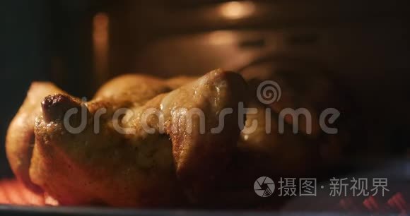 用香料在烤箱中准备全炸脆鸡，在电炉中煮熟。