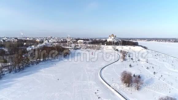 亚罗斯拉夫尔的大教堂。 航空全景，可以看到伏尔加河和市中心。 冬季