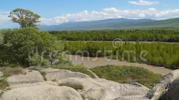 库拉河和山脉背景上的山谷视频