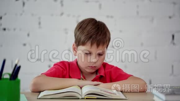 一个在读教科书的小学生视频