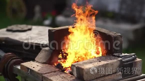 铁匠用铁火。 炉内金属的加热。