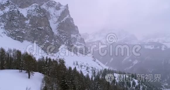 前方空中森林发现雪山。 多云坏阴多雾天气.. 冬季意大利白云石