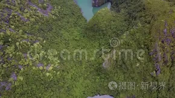 在绿丘岛与船在峡湾上空飞行视频