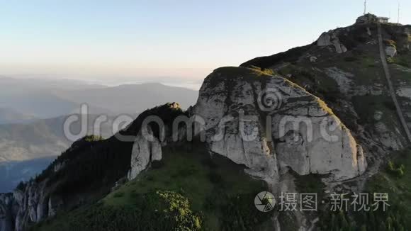 岩石山山顶的晨景视频